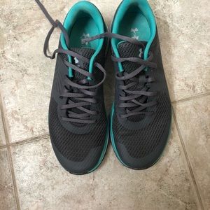 Like new under armor sneakers
